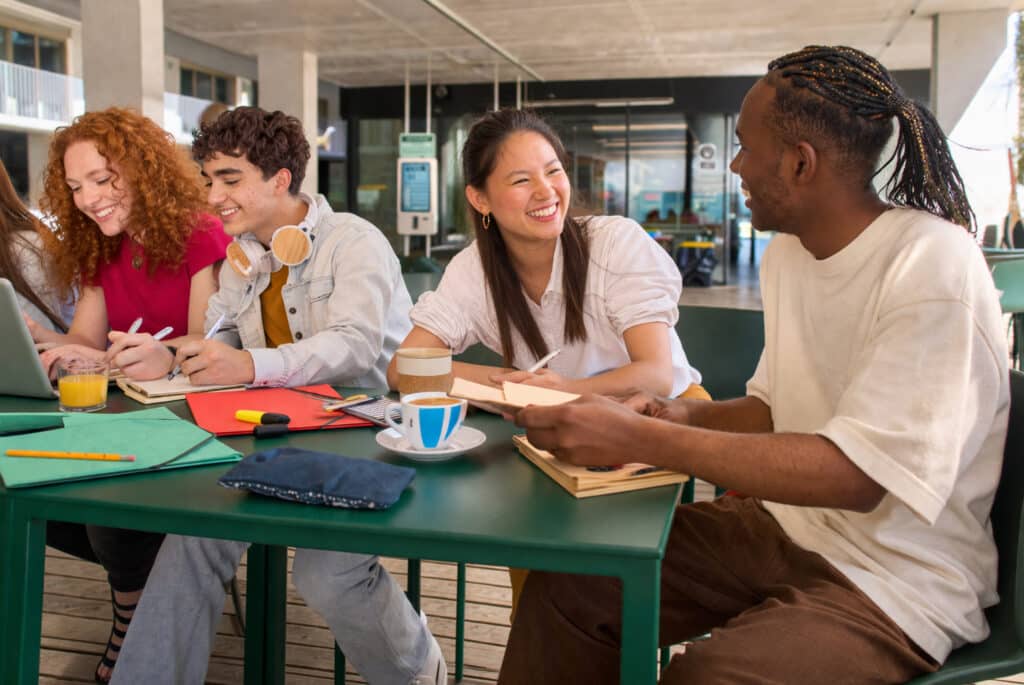 Photo 2 A propos Etudiants souriants dans un espace moderne e1776369015366