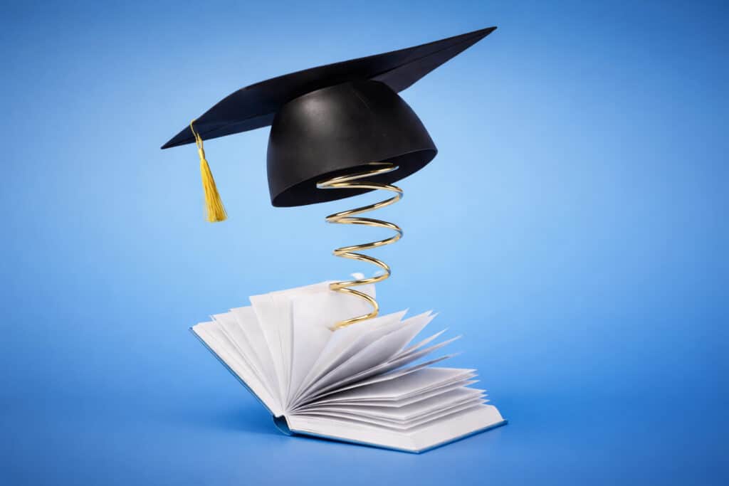 Photo 9 Nos solutions Chapeau de diplome sur un livre ouvert